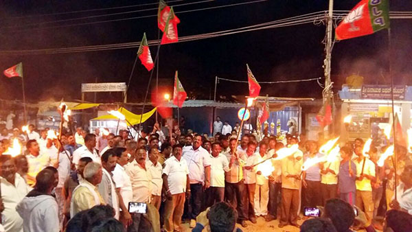 ಕಡೂರು: ರಾಜ್ಯ ಸರಕಾರದ ವಿರುದ್ಧ ಪಂಜಿನ ಮೆರವಣಿಗೆ